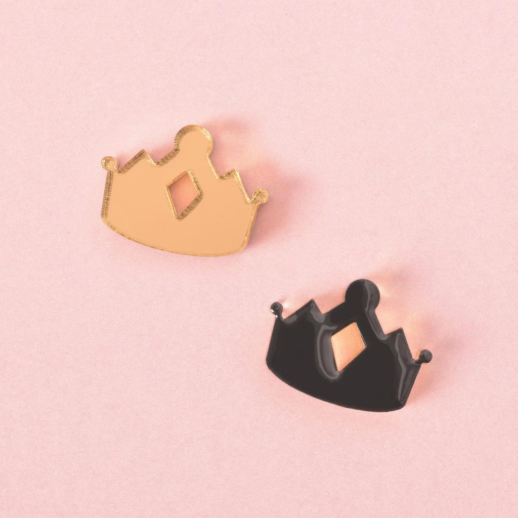 Two acrylic crown-shaped pet charms in gold and black, designed as stylish accessories for pet collars and tags with a royal touch.